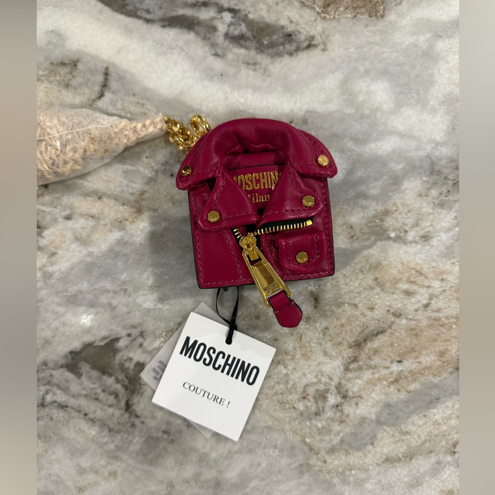 Gorgeous and adorable NWT raspberry colored Moschino pouch - Picture 2 of 6